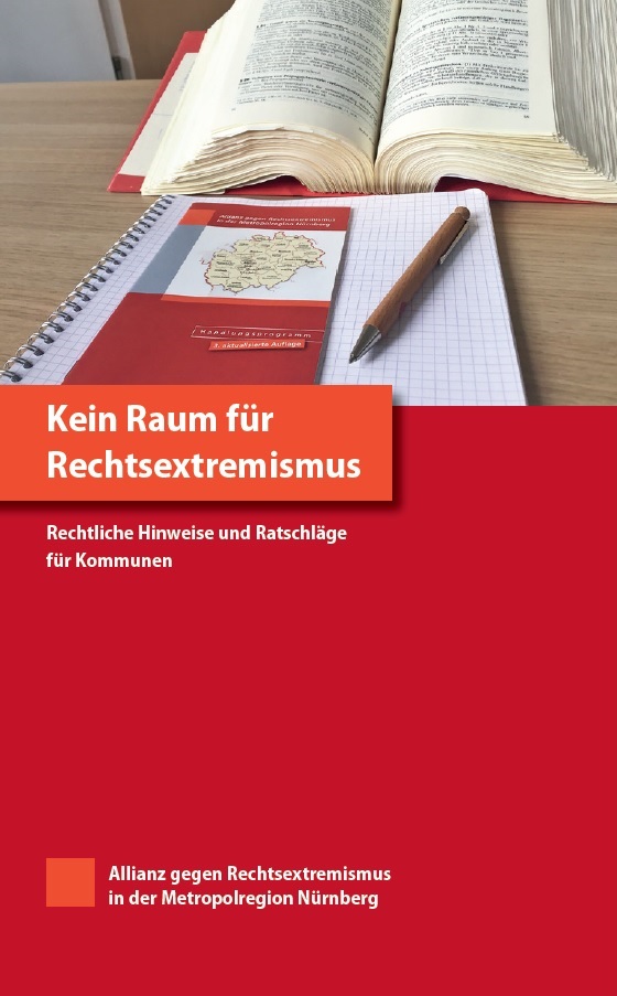 Oben auf dem Bild ist ein Buch aufgeschlagen, mutmaßlich ein Gesetzbuch, unter dem liegt ein Block mit einer kleinen Broschüre darauf und einem Kugelschreiber. Darunter steht in einem orangen rechteckigen Kasten Kein Raum für Rechtsextremismus