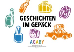 In der Mitte des Bildes steht Geschichten im Gepäck. In einem Kreis um den Schriftzug herum drapieren sich unterschiedliche Reiseutensilien wie ein Auto, Koffer, Rucksack, Fotoapparat u.ä. Darunter steht AGABY Arbeitsgemeinschaft der Ausländer-, Migranten- und Integrationsbeiräte Bayerns