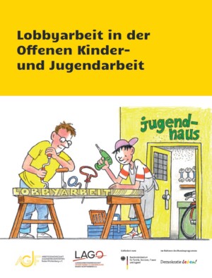 Das Bild ist in drei Teile unterteilt. Der obere Teil hat einen orangen Hintergrund, auf dem mit schwarzer Farbe geschrieben steht, Lobbyarbeit in der offenen Kinder- und Jugendarbeit. Auf dem mittleren Teil, dem mit Abstand größten, sieht man einen Erwachsenen und einen Jugendlichen, die draußen vor einem Haus an einer Werkband, auf der unterschiedliche Werkzeuge lagern, arbeiten. Über der Eingangstür des Hauses steht Jugendhaus. Man kann in dem Haus drei unterschiedlich große Schraubenschlüssel und einen kleinen Teil eines Fahrradlenkers und eines Fahrradreifens erkennen. Auf der Werkbank steht Lobbyarbeit. Der Erwachsene und der Jugendliche haben jeweils ein anderes Werkzeug in der Hand. Alles ist in Comic-Form entworfen. Im unteren Teil sind die Logos der AGJF, der LAGO und von Demokratie leben! abgebildet.