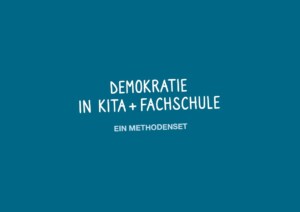 Auf dem Bild, das komplett blau ist, steht Demokratie in Kita + Fachschule. Ein Methodenset.