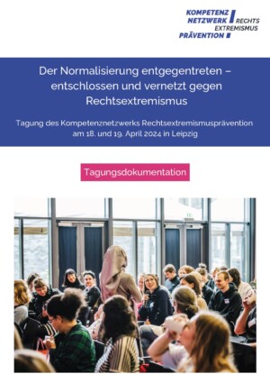 Oben rechts auf dem Bild ist das Logo des Kompetenznetzwerks Rechtsextremismusprävention abgebildet. Darunter ist ein blauer viereckiger Kasten eingefügt, in dem steht: Der Normalisierung entgegentreten – entschlossen und vernetzt gegen Rechtsextremismus. Tagung des Kompetenznetzwerks Rechtsextremismusprävention am 18. und 19. April 2024 in Leipzig. Darunter ist ebenfalls ein rosa viereckiger Kasten platziert in der Tagungsdokumentation steht. Unter dem Kasten ist ein Bild zu sehen, dass eine große Sitzgruppe zeigt, in dem alle Menschen bis auf eine Person sitzen und eine davon ein Mikro in der Hand hält und etwas sagt.