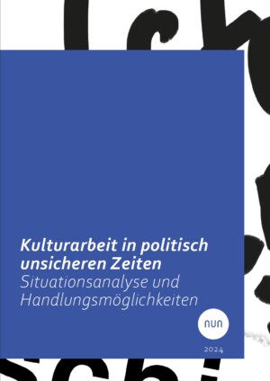 Der Hintergrund ist weiß gepaart mit schwarzen Buchstaben, die aber nur schemenhaft erkennbar sind, weil sie zum einen aus dem Bild herausragen und zum anderen ein blauer rechteckiger Kasten 2/3 des Bildes bedeckt. In dem blauen Kasten steht Kulturarbeit in unsicheren Zeiten. Situationsanalyse und Handlungsmöglichkeiten, daneben ist ein kleiner weißer Kreis eingefügt, in dem nun steht. Unter dem weißen Kreis wiederum steht 2024.