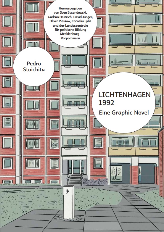 Auf dem Bild ist die rote Hausfassade eines Hochhauses im Comicstil gezeichnet. Augenscheinlich stellt dies, dass Sonnenblumenhaus in Rostock-Lichtenhagen dar. In weißen Sprechblasen steht: Lichtenhagen 1992. EIne Graphic Novel. Pedro Stoichita.