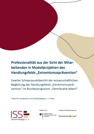 In der Mitte des Bildes steht Professionalität aus der Sicht der Mitarbeitenden in Modellprojekten des Handlungsfelds „Extremismusprävention“ Zweiter Schwerpunktbericht der wissenschaftlichen Begleitung des Handlungsfelds „Extremismusprävention“ im Bundesprogramm „Demokratie leben!“. Darüber sind drei ineinander verwobene ovale Formen eingefügt. Eine davon ist rot ausgefüllt, die andere beige und die letzte weiß. Am unteren Ende des Bildes sind die Logos des Instituts für Sozialarbeit und Sozialpädagogik und des Bundesprogramms Demokratie leben! eingefügt.