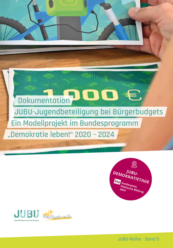 Auf dem Cover sieht man eine Hand, die ein Bild von einer Zeichnung hält. Darauf zu sehen ist ein Fahrrad. Im Vordergrund sieht man einen Schreibtisch, auf dem ein grüner Zettel mit dem Aufdruck 1000 € liegt. Darauf geschrieben steht der Titel Dokumentation JUBU-Jugendbeteiligung bei Bürgerbudgets. Ein Modellprojekt im Bundesprogramm Demokratie leben! 2020 - 2024.