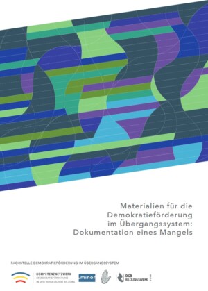 Auf dem Beitragsbild ist auf der oberen Hälfte ein geometrisches und abstraktes buntes Bild abgebildet. Unten steht in Blau der Titel: Materialien für die DEmokratieförderung im Übergangssystem. Dokumentation eines Mangels Ganz unten links sind die Logos der Herausgebenden abgebildet.