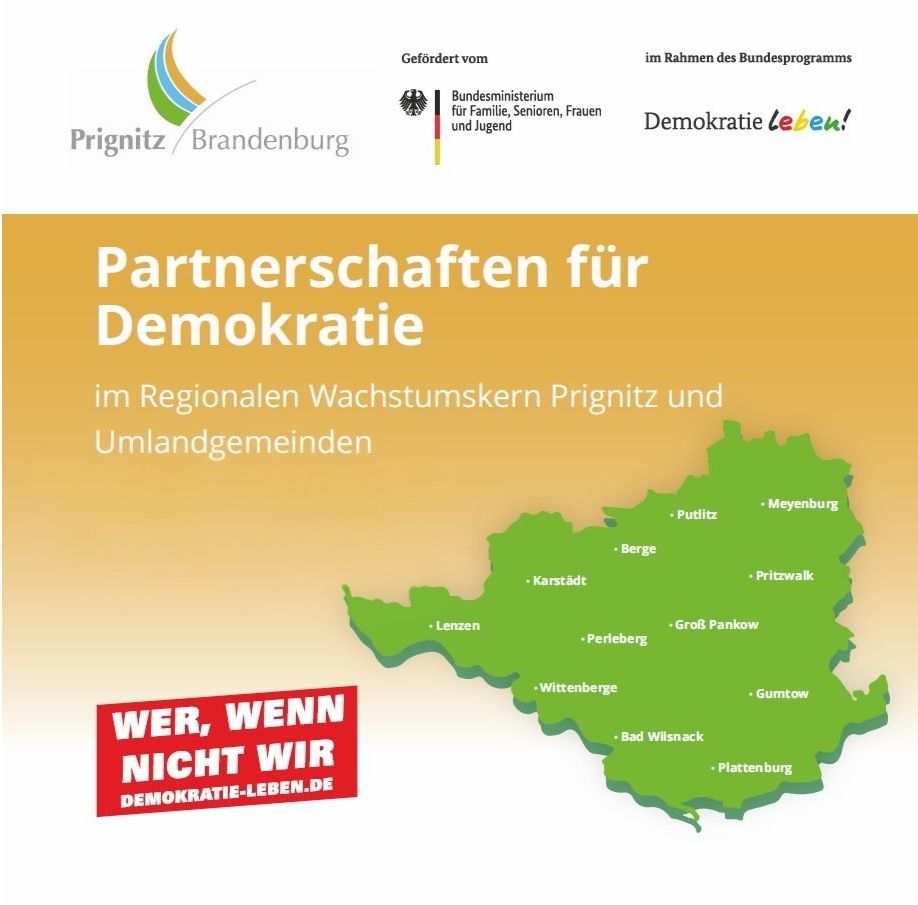 Auf dem 1/3 des Bildes sind nebeneinander die Logos des RWK Prignitz und von Demokratie leben! auf weißen Hintergrund abgebildet. Darunter steht Partnerschaft für Demokratie im Regionalen Wachstumskern Prignitz und Umlandgemeinden. Unter der Überschrift sind die Umrisse des besagten Gebietes mit dazugehörigen Stätten abgebildet. Daneben steh in einem roten viereckigen Kasten Wer, wenn nicht wir