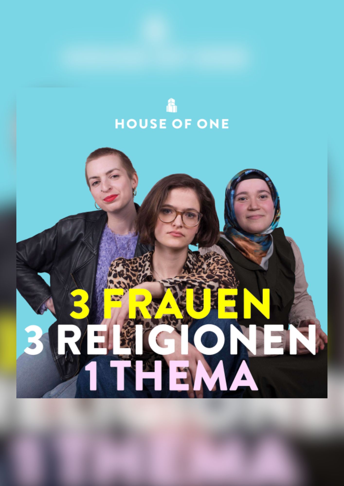 Das Bild hat einen blauen Hintergrund. Zudem ist ein Foto der drei Hosts zusehen: Der Podcast wird von der Jüdin Rebecca Rogowski, der evangelischen Pfarrerin Maike Schöfer und der islamischenTheologin Kübra Dalkilic gehostet. Vorne in der Mitte steht der Titel des Podcasts in gelber Schrift: 3 Frauen. Und in weißer Schrift: 3 Religionen. 1 Thema.