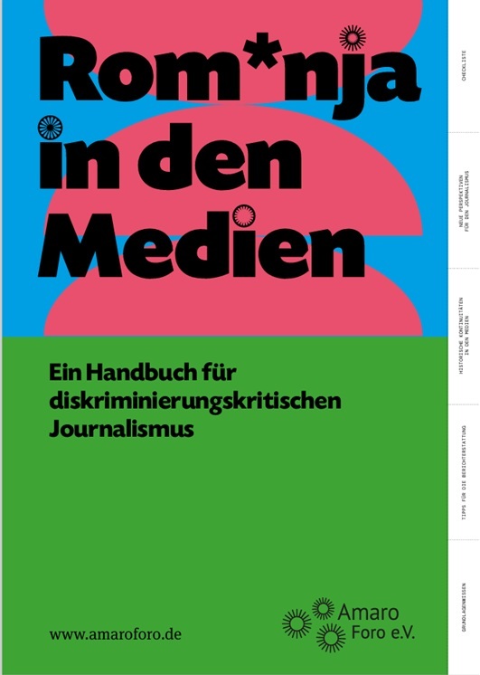 Der Hintergrund des Bildes ist mehrfarbig. Die obere Hälfte Bildes ist im HIntergrund blau. In der Mitte sind aufeinander gestapelte rote Halbkreise. Darüber steht in schwarzer Schrift der Titel: Rom*nja in den Medien. Die untere Hälfte des Bildes ist in einem kräftigen grün. Dprt steht der Untertitel: Ein Handbuch für diskriminierungskritischen Journalismus. Unten rechts ist das Logo von Amaro Foro e.V. abgebildet.