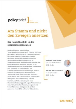 Zu sehen ist die erste Seite des Policy Briefs Am Stamm und nicht den Zweigen ansetzen. Die Seite ist weiß und oben links sind drei gelbe schräg abgeschnittene Rechtecke zu sehen. Die Rechtecke sind farblich voneinander abgestuft und werden von dunkelgelb zu hellgelb. Oben steht in gelber Schrift die Überschrift. Und darunter fängt der Text in einem Fließtext an. Daneben sind Portraits der Autor:innen dargestellt.