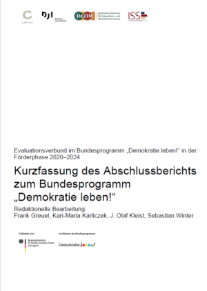 Das Cover ist in weiß gehalten. Im unteren Bereich steht der Titel Evaluationsverbund im Bundesprogramm Demokratie leben in der Förderphase 2020 bis 2024. Darunter steht Kurzfassung des Abschlussberichts zum Bundesprogramm Demokratie leben!. Darunter ist das Logo vom Bundesministerium für Familien, Senioren, Frauen und Jugend und das Logo von Demokratie leben.